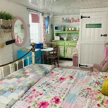 Shabby Shack Near Charlestown & The Eden Project Feriehus *